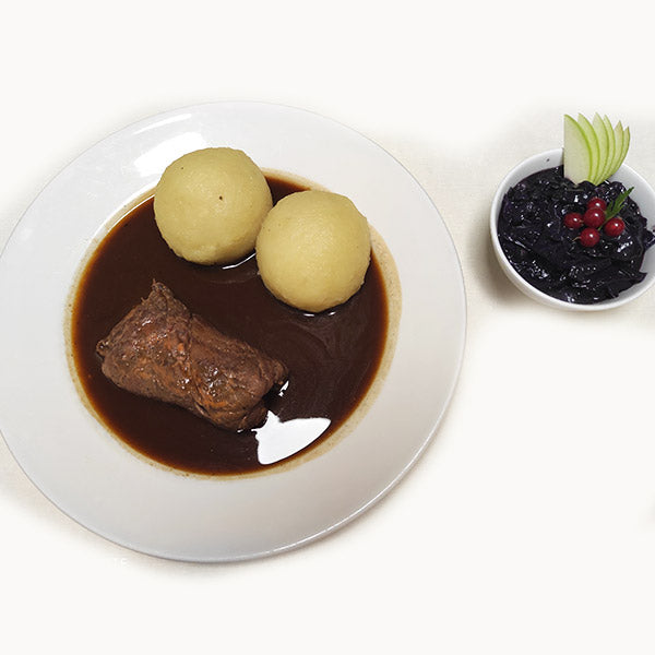 Zwei Rouladen mit Rotkohl und Sauce