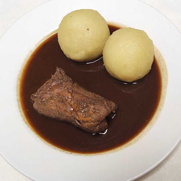 Zwei Rouladen mit Rotkohl und Sauce