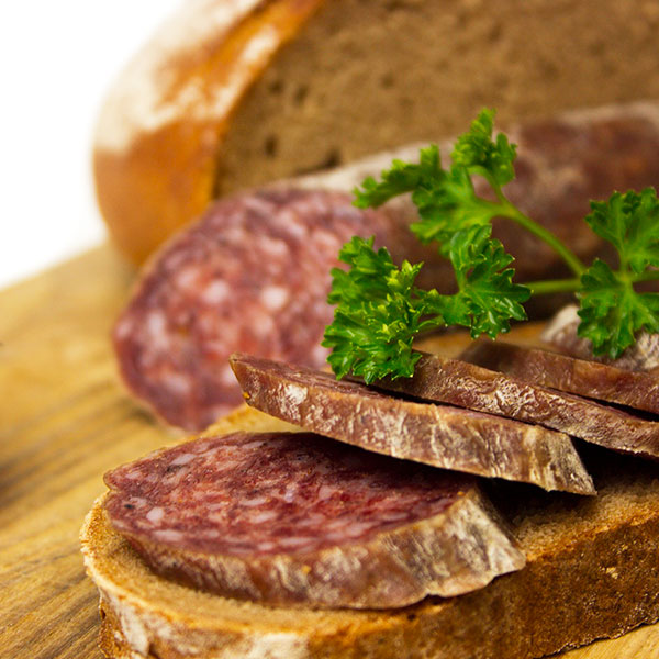 Salami traditionell hergestellt